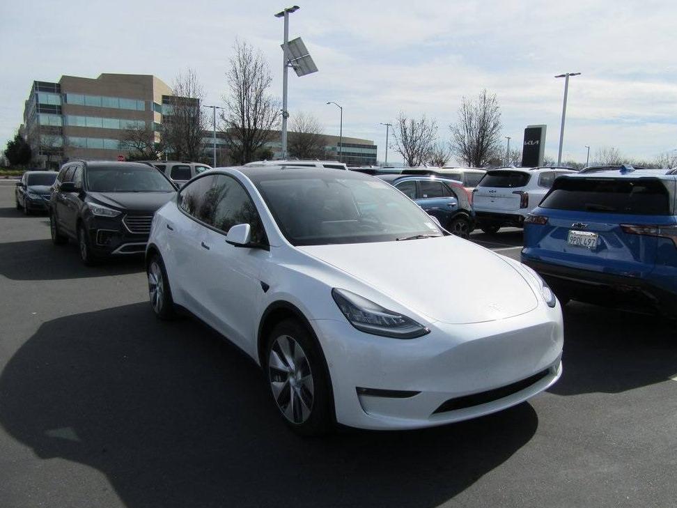 TESLA MODEL Y 2021 5YJYGAEE2MF243745 image